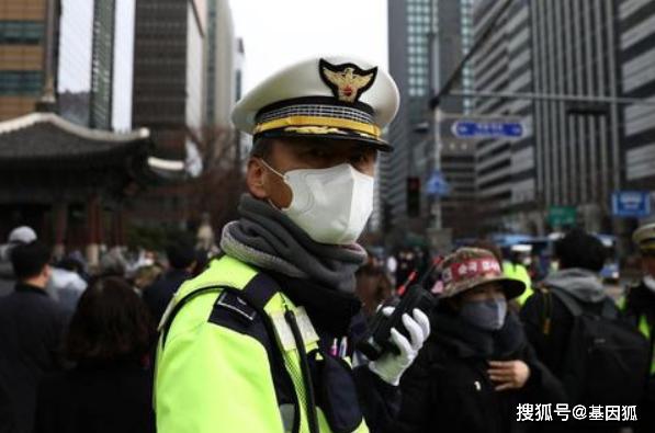 韩国疫情告急！24小时新增231例，15国入境管制，股市暴跌，中国紧急援助口罩