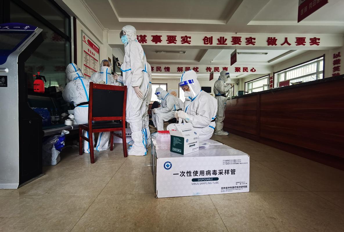 长春市九台区社区志愿者核实核酸信息真假及防疫情况