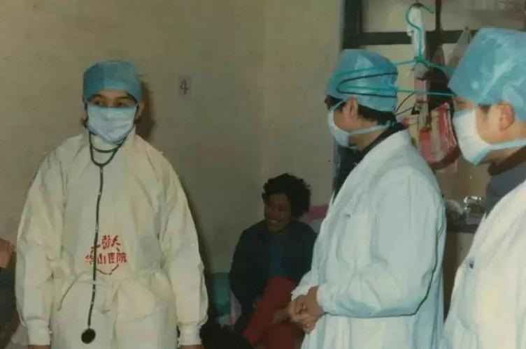 上海市重大突发公共卫生事件响应级别调整及疫情封城相关情况